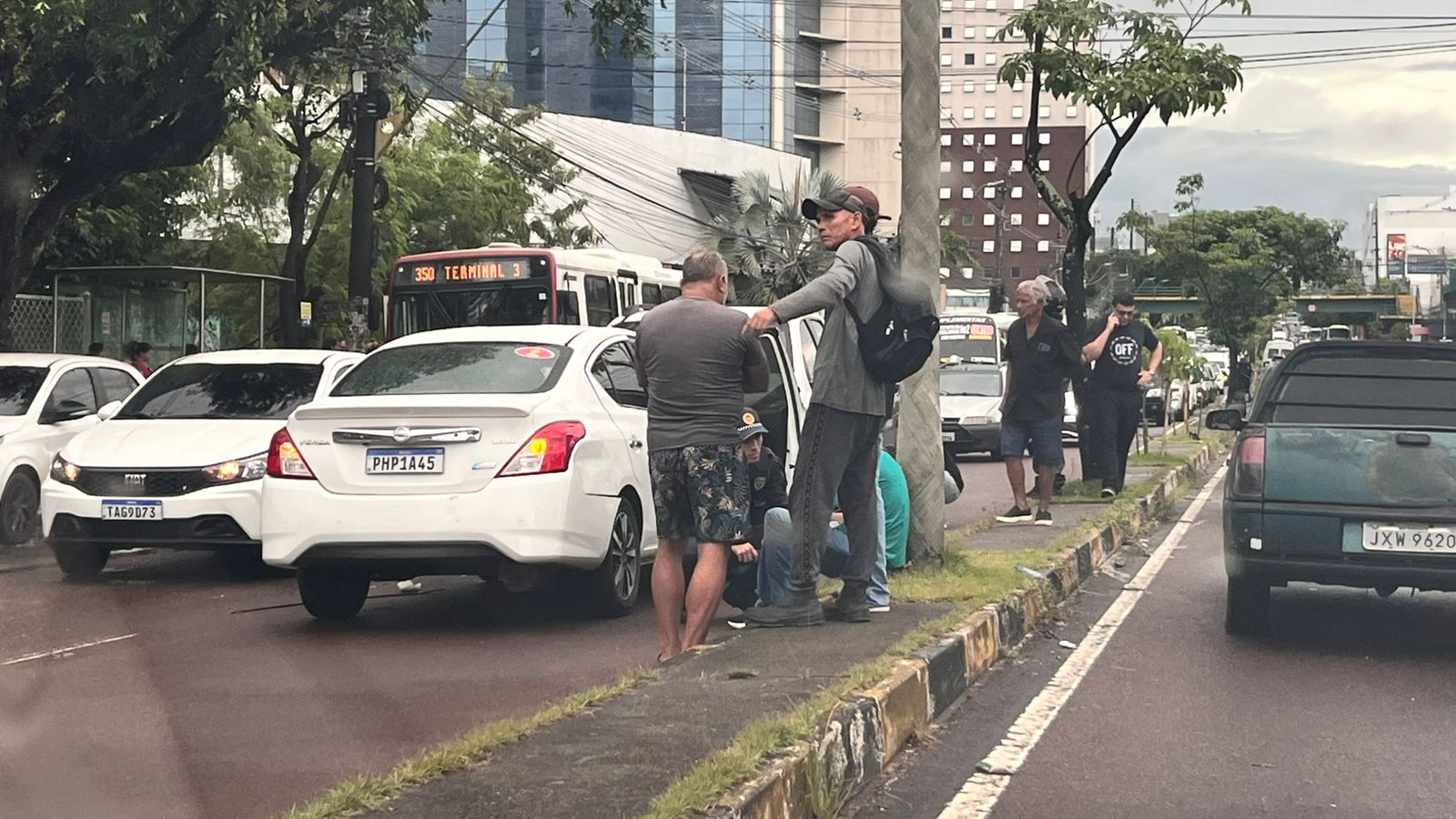 Carro Nissan Versa danificado após colisão frontal na contramão na Avenida Djalma Batista em Manaus