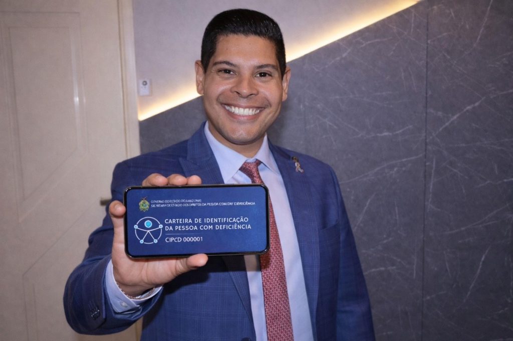 Deputado Mário César Filho apresentando a nova carteira digital da pessoa com deficiência no Amazonas.