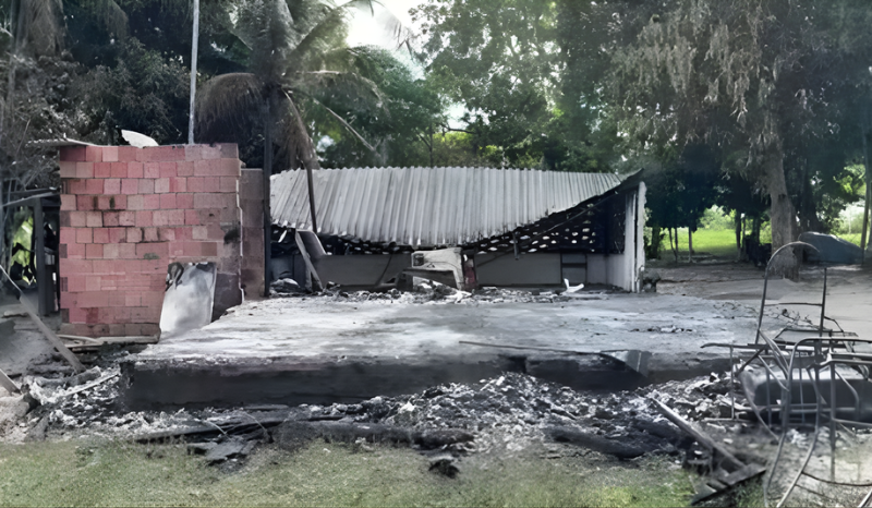 Ruínas de uma casa de madeira destruída pelo fogo após ser atingida por um raio na zona rural de Presidente Figueiredo