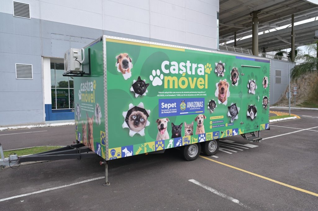 Equipe veterinária e unidade móvel do castramóvel estacionada para atendimento gratuito no bairro santo antônio em manaus