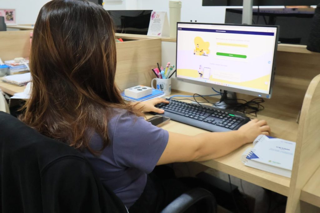 Estudante acessando plataforma de cursos gratuitos a distância do Cetam no Amazonas