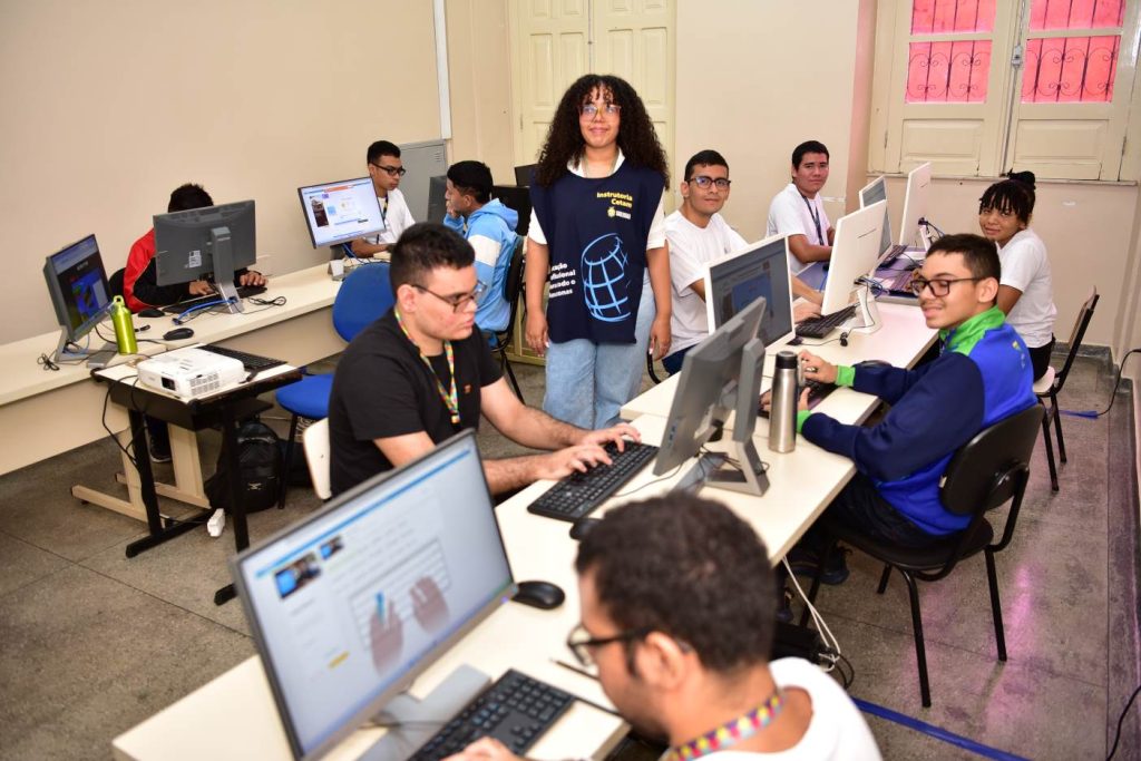 Profissionais e estudantes em sala de aula do Cetam durante curso de qualificação voltado para o atendimento de pessoas com autismo