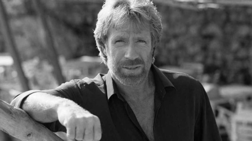 Foto do ator e lutador de artes marciais Chuck Norris em destaque