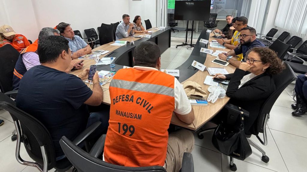sala de situação da prefeitura de manaus monitorando ocorrências de fortes chuvas na capital