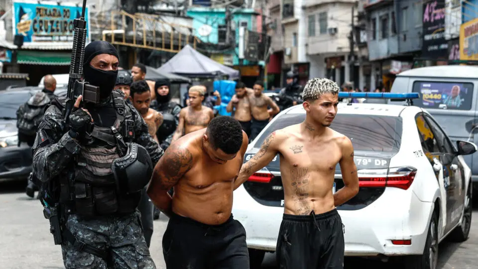 Operação policial contra facção criminosa Comando Vermelho no Rio de Janeiro.