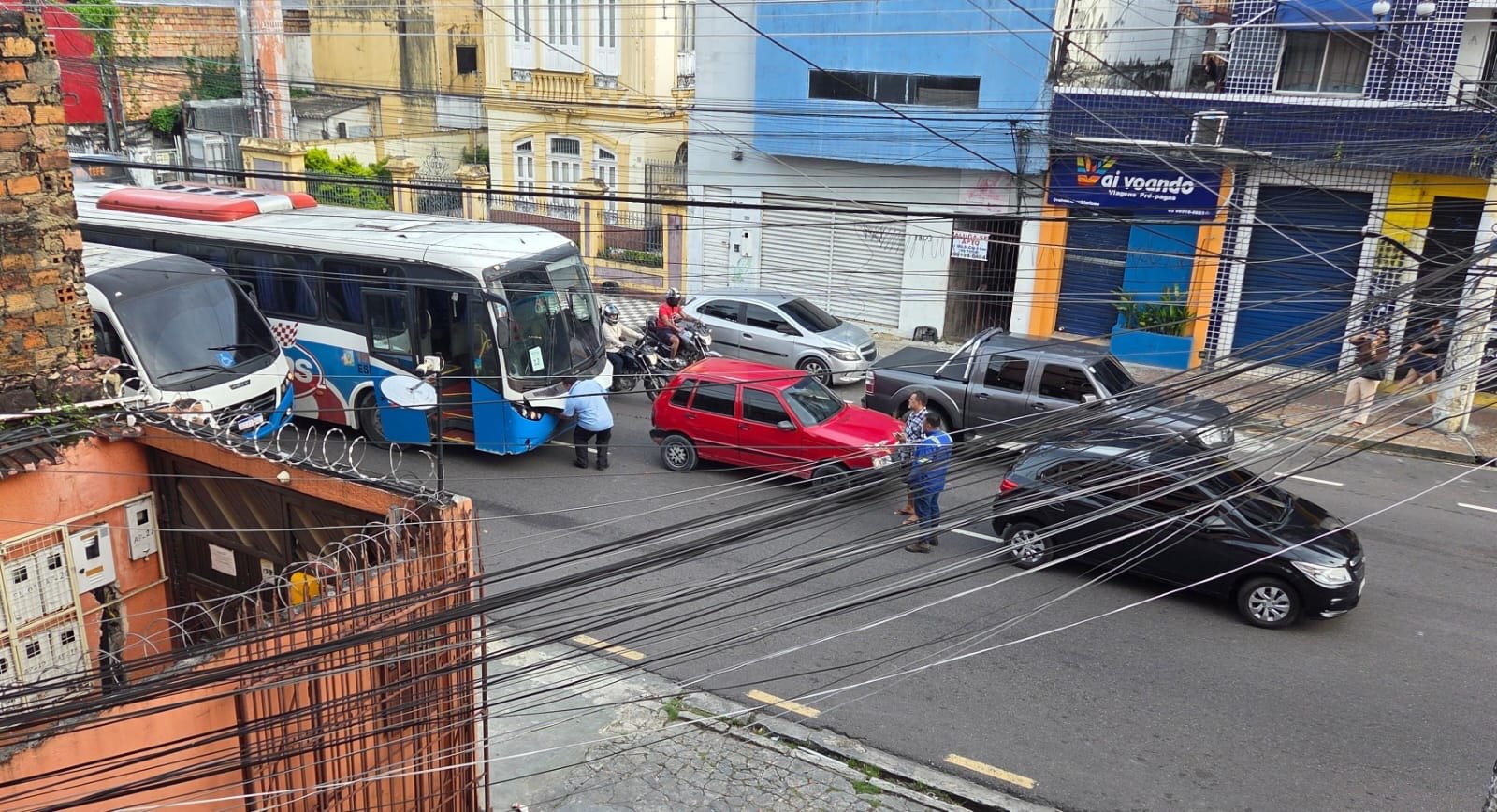 Acidente entre ônibus de rota e carros causa trânsito na Avenida Sete de Setembro no Centro de Manaus