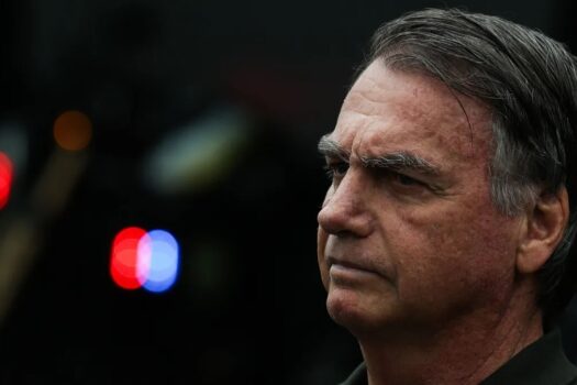 Ministro Alexandre de Moraes expede alvará de soltura para Jair Bolsonaro cumprir prisão domiciliar com uso de tornozeleira eletrônica.