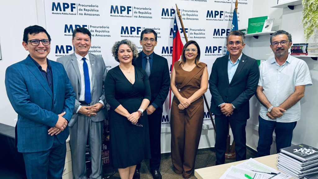 Membros do comitê anticorrupção do amazonas em reunião com o procurador regional eleitoral sobre transparência e fiscalização eleitoral.