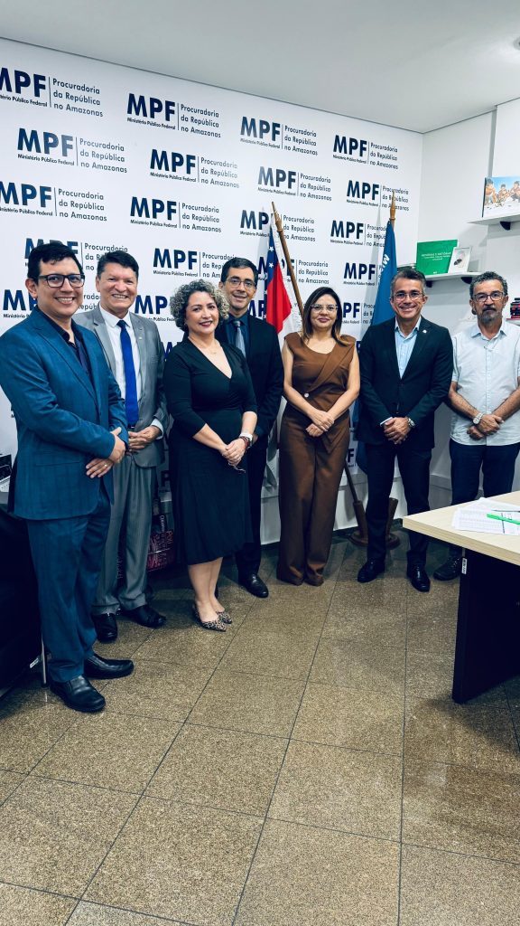 Membros do comitê anticorrupção do amazonas em reunião com o procurador regional eleitoral sobre transparência e fiscalização eleitoral.