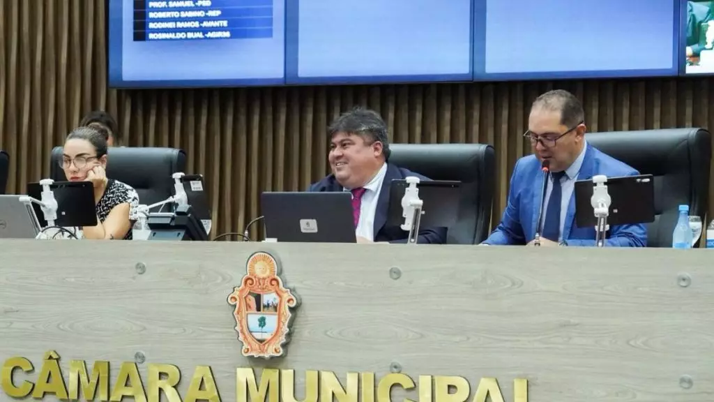 Plenário Adriano Jorge na Câmara Municipal de Manaus durante sessão sobre a retomada do concurso público.