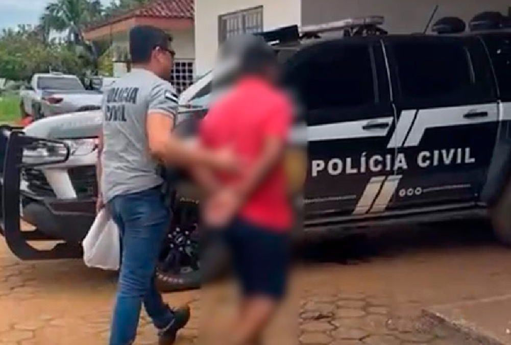 Policiais civis realizando a prisão de um homem condenado por estupro de vulnerável em Humaitá.