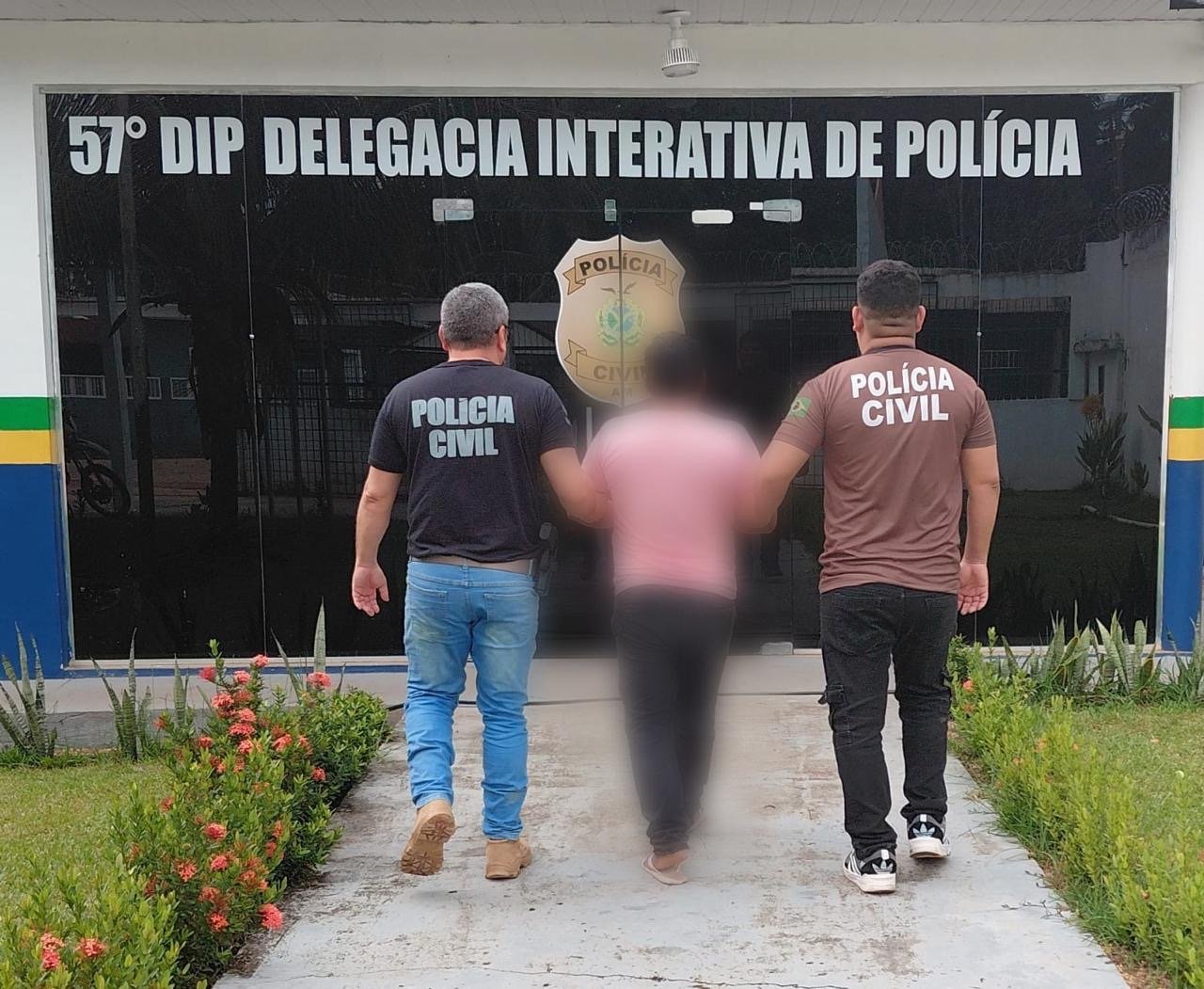 Fachada da delegacia da polícia civil com viatura oficial estacionada durante ação de prisão no interior do Amazonas.