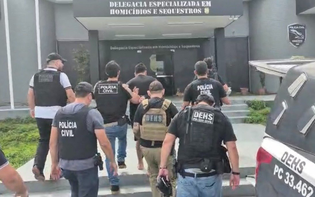 Policiais civis da DEHS durante operação de prisão de Rafael Felipe Bernal Mesquita no bairro Jorge Teixeira em Manaus.