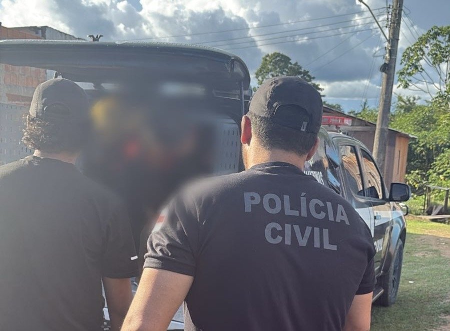 Policiais civis e militares realizando a prisão de um homem foragido por tráfico de drogas em Canutama no Amazonas