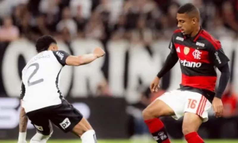 Jogadores de Corinthians e Flamengo em lance disputado durante empate de 1 a 1 pelo Campeonato Brasileiro na Neo Química Arena.