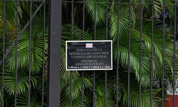Banner com informações sobre a programação da embaixada da Costa Rica em Havana