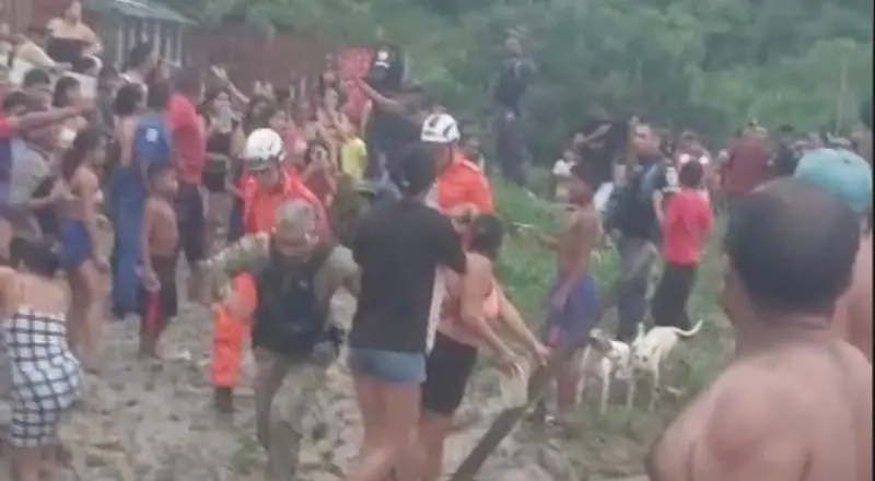 Equipes de resgate e helicóptero durante operação de salvamento de criança em igarapé na zona leste de Manaus
