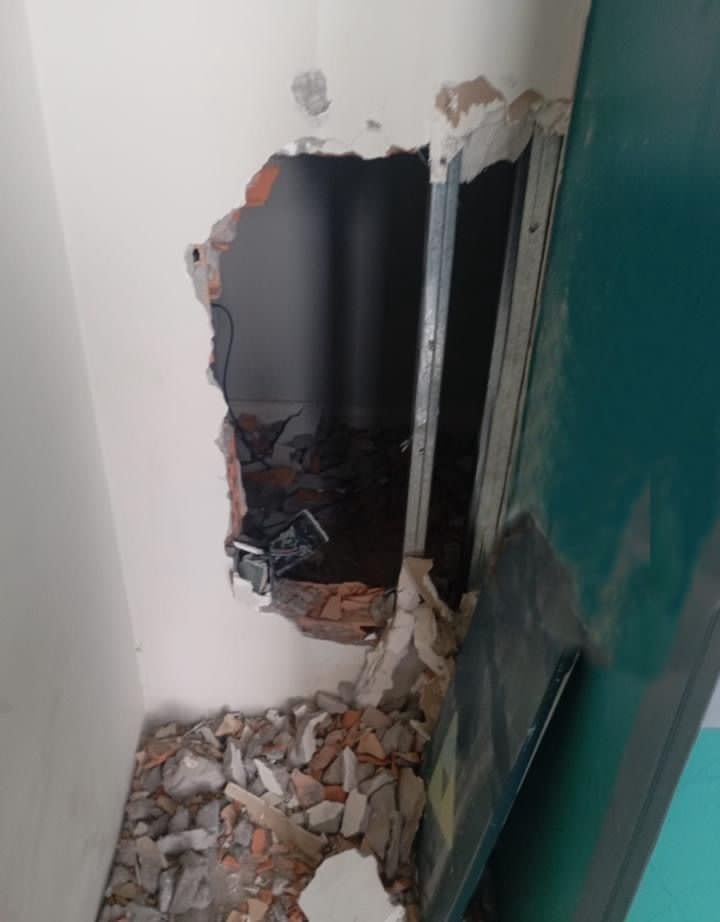 Fachada de agência bancária do Sicoob em Manaus após invasão de criminosos a caixa eletrônico na Avenida Djalma Batista