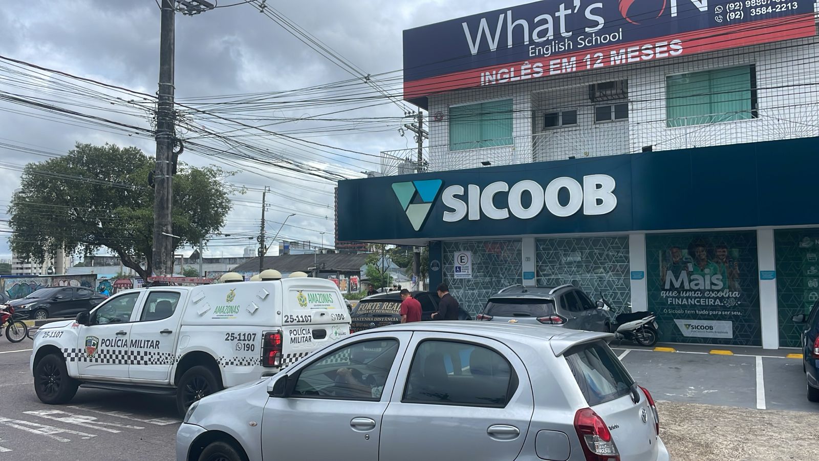 Fachada da agência do Sicoob na Avenida Djalma Batista em Manaus que foi alvo de furto e invasão por criminosos