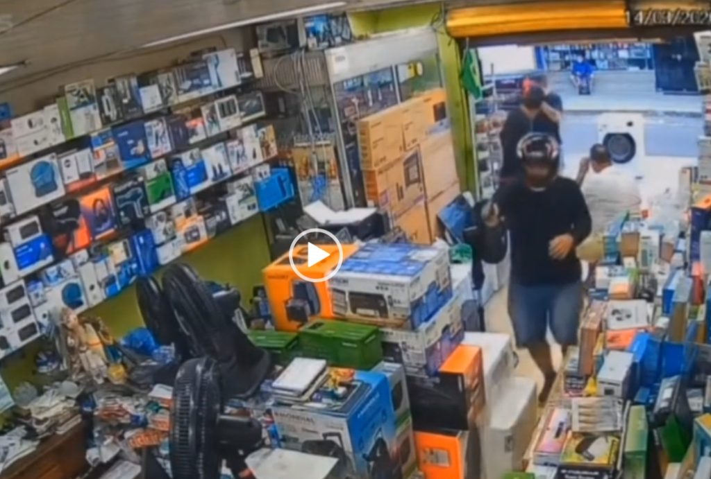 Câmeras de segurança flagram criminosos armados durante assalto em loja no Centro de Manaus.