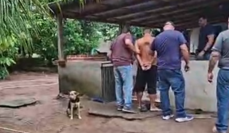 Policial civil conduzindo suspeito de roubo a residencia conhecido como Dadinho em Manaus