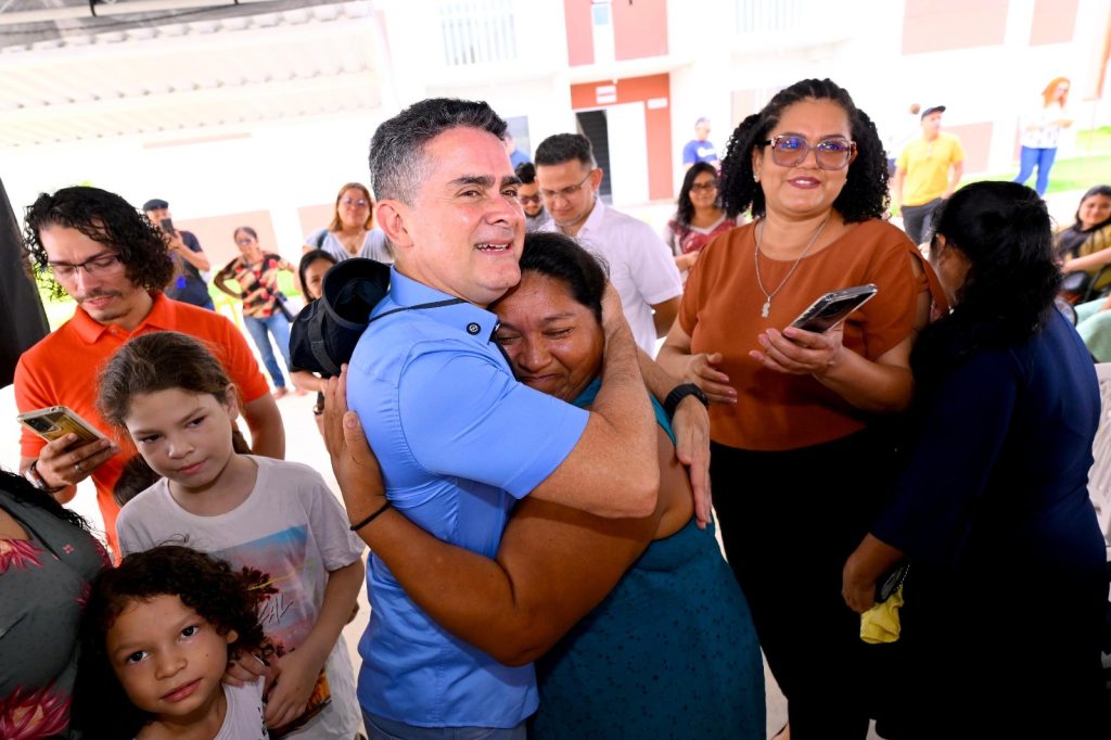 Prefeito David Almeida acompanhando vistoria de famílias em apartamentos do residencial Morar Melhor 13