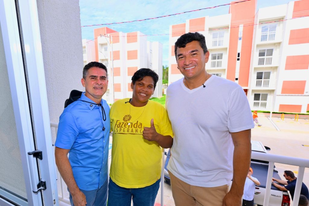 Prefeito David Almeida acompanhando vistoria de famílias em apartamentos do residencial Morar Melhor 13