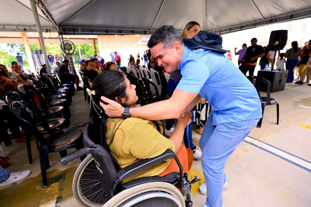 Prefeito David Almeida acompanhando vistoria de famílias em apartamentos do residencial Morar Melhor 13