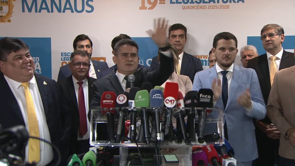 Prefeito David Almeida durante coletiva na Câmara Municipal de Manaus anunciando sua renúncia para disputar o governo do Amazonas.