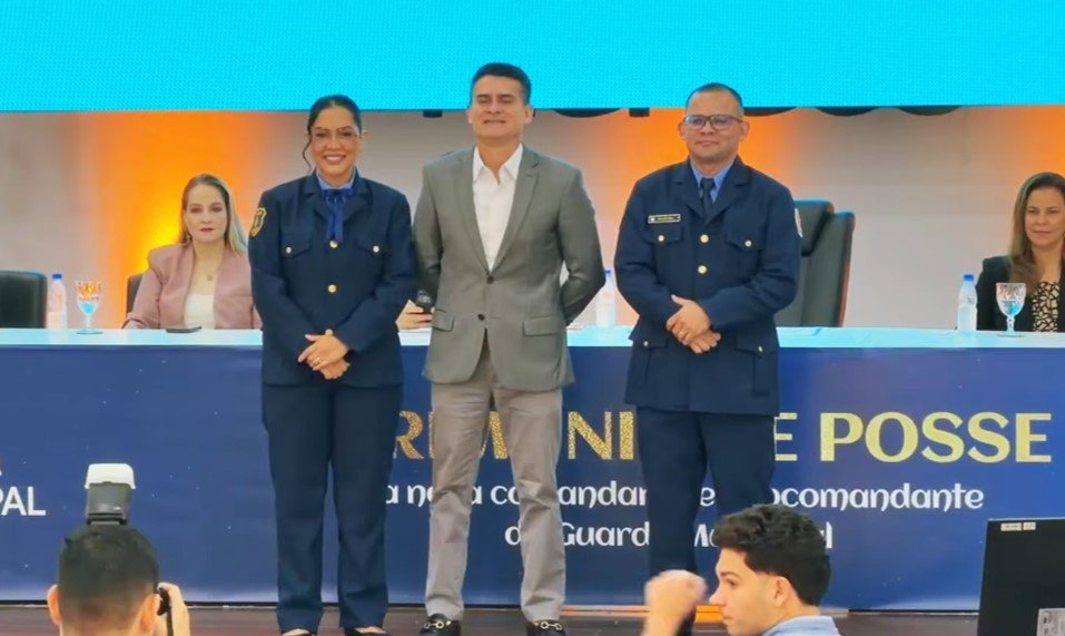 Prefeito David Almeida ao lado da nova comandante da Guarda Municipal de Manaus durante evento oficial de formatura.