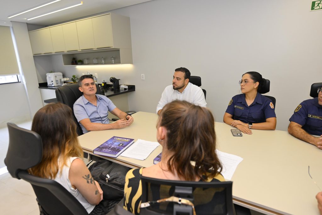 Integrantes da Guarda Municipal de Manaus reunidos com representantes do Ministério da Justiça para tratar da formação nacional.