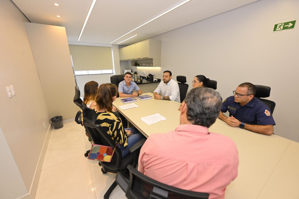 Integrantes da Guarda Municipal de Manaus reunidos com representantes do Ministério da Justiça para tratar da formação nacional.