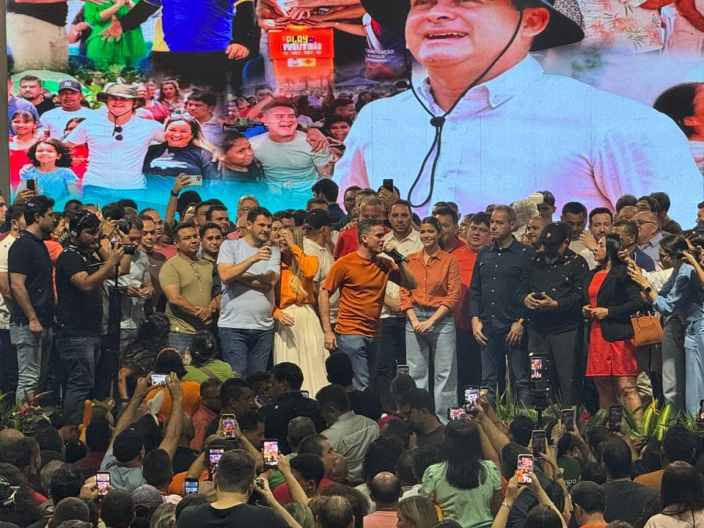 David Almeida discursa para multidão em evento de lançamento de pré-campanha ao Governo do Amazonas no Studio 5 em Manaus
