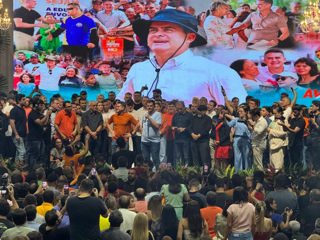 David Almeida discursando durante lançamento de sua pré-campanha ao Governo do Amazonas em Manaus.