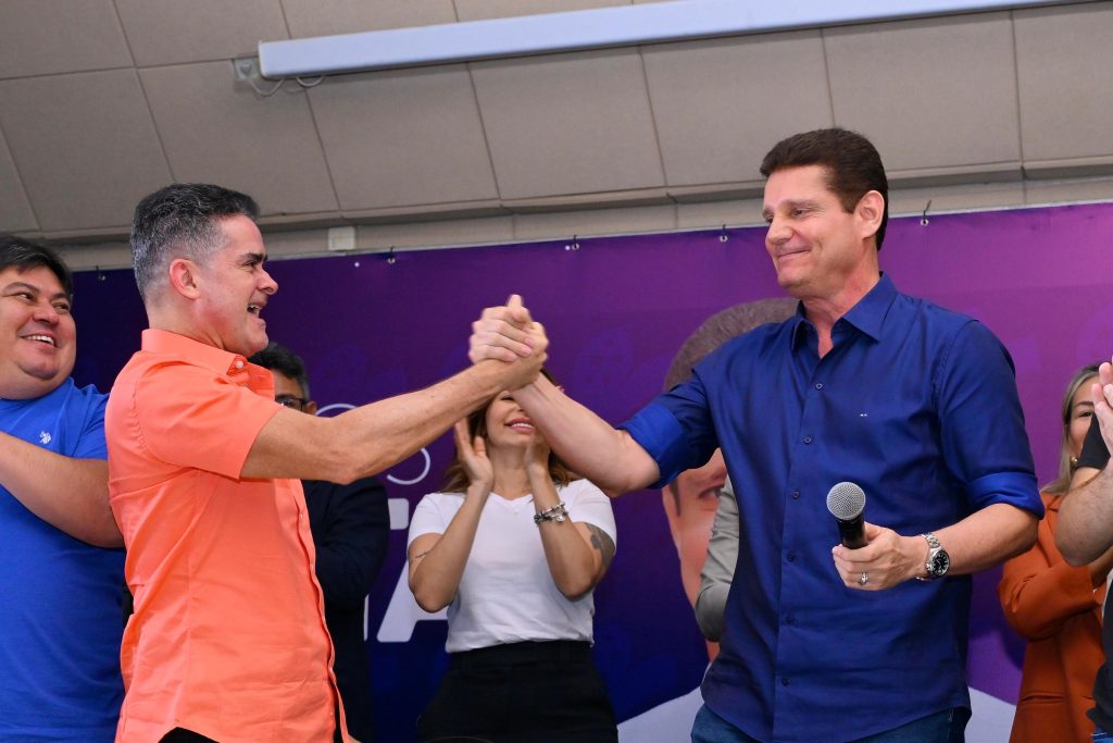O prefeito David Almeida e Marcos Rotta durante anúncio de pré-candidatura ao Senado Federal em evento político no Amazonas.