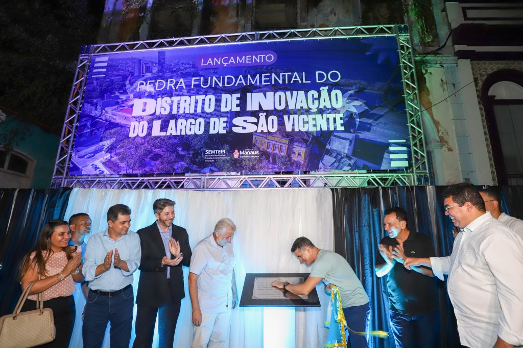 Prefeito David Almeida durante lançamento da pedra fundamental do Parque Tecnológico no Centro Histórico de Manaus.