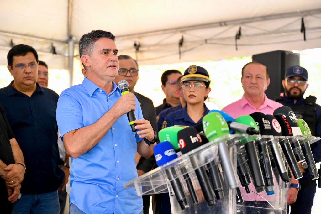 O prefeito David Almeida em coletiva de imprensa falando sobre ameaças recebidas e o cenário político de Manaus