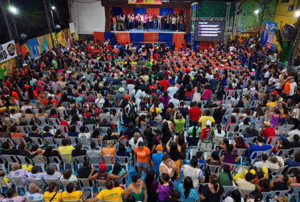 Prefeito David Almeida discursa para lideranças comunitárias e apoiadores durante evento de prestação de contas na zona leste.