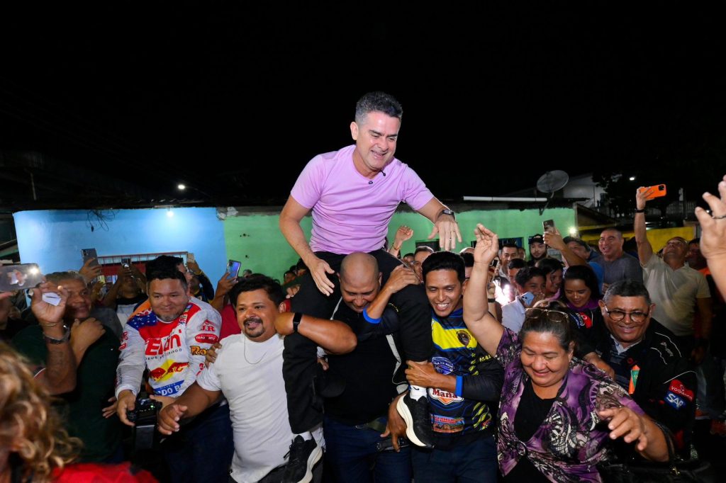Prefeito David Almeida discursa para lideranças comunitárias e apoiadores durante evento de prestação de contas na zona leste.