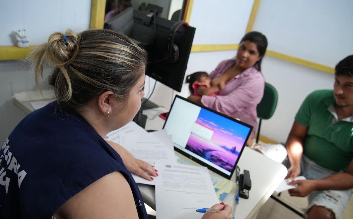 Profissionais da Defensoria Pública atendendo a população de Autazes em ação de justiça itinerante no Amazonas