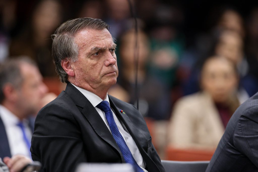 Advogados de Jair Bolsonaro pedem arquivamento de ação no Superior Tribunal Militar sobre perda de patente militar.