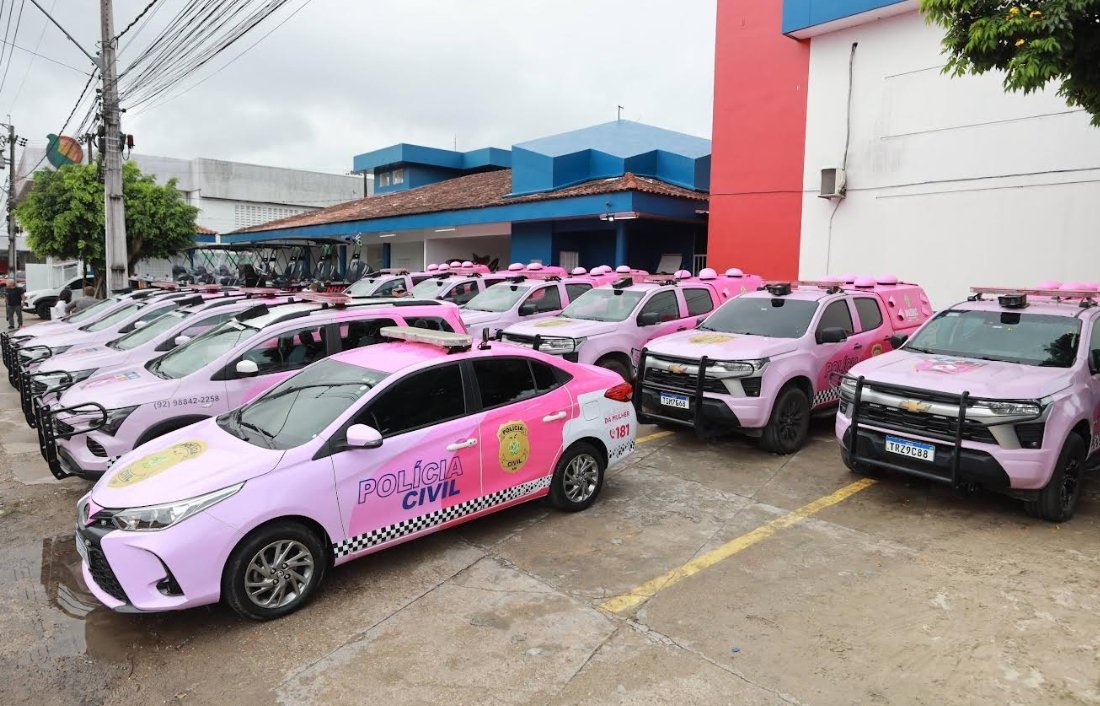 Viatura da Polícia Militar do Amazonas em frente a uma residência atendendo ocorrência de violência doméstica em Manaus.