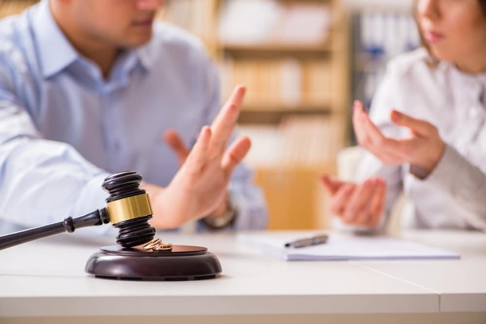 Símbolo da justiça brasileira em destaque para ilustrar punições por denúncias falsas.