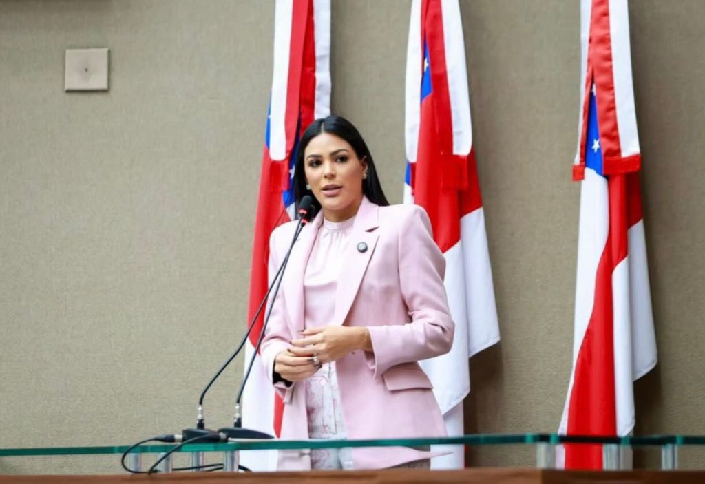 Deputada estadual Mayra Dias durante pronunciamento sobre sua saída do partido Avante no Amazonas