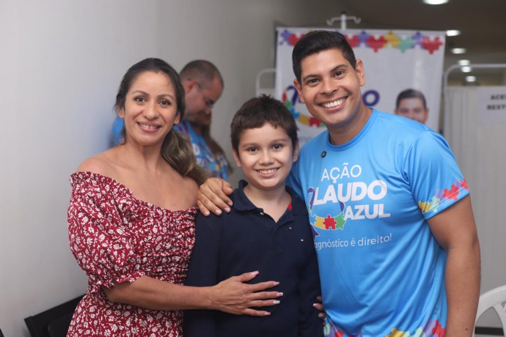 Deputado Mario Cesar Filho durante anuncio do programa Juventude TEA para adolescentes autistas no Amazonas