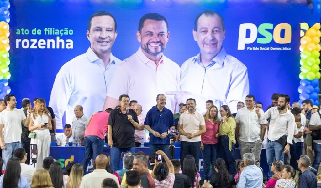 Deputado Ednailson Rozenha discursa em evento de filiação ao PSD em Manaus ao lado de lideranças políticas.