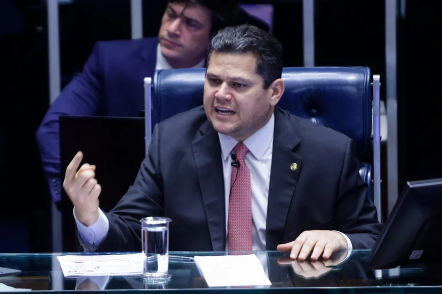 Davi Alcolumbre presidente do senado federal durante pronunciamento oficial