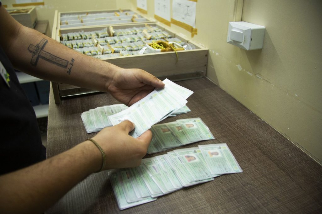 Fachada do Detran Amazonas com a logomarca da instituição em destaque.