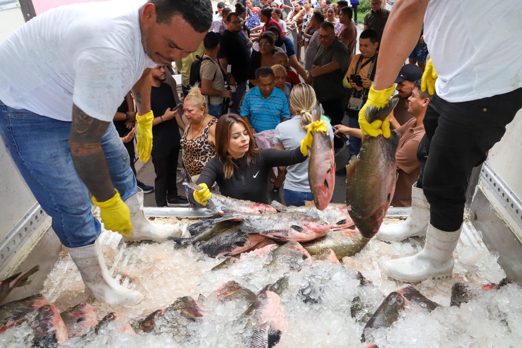 Entrega gratuita de peixe para famílias em situação de vulnerabilidade social em Manaus durante o projeto Páscoa na Floresta.