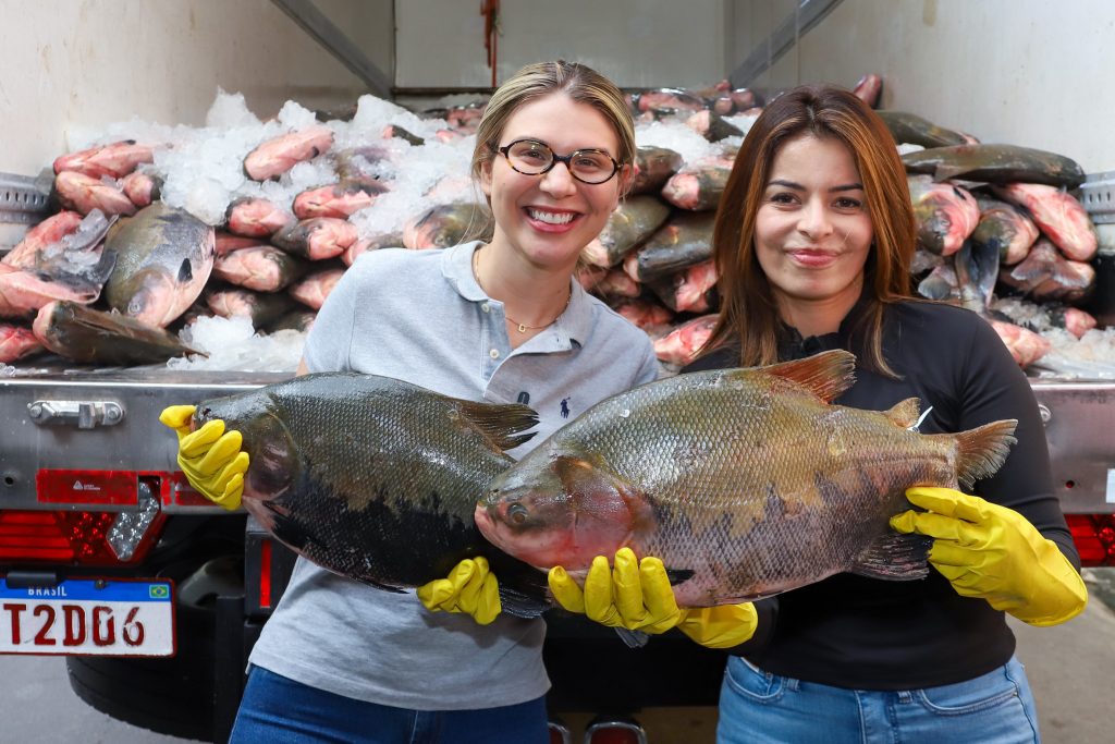 Entrega gratuita de peixe para famílias em situação de vulnerabilidade social em Manaus durante o projeto Páscoa na Floresta.